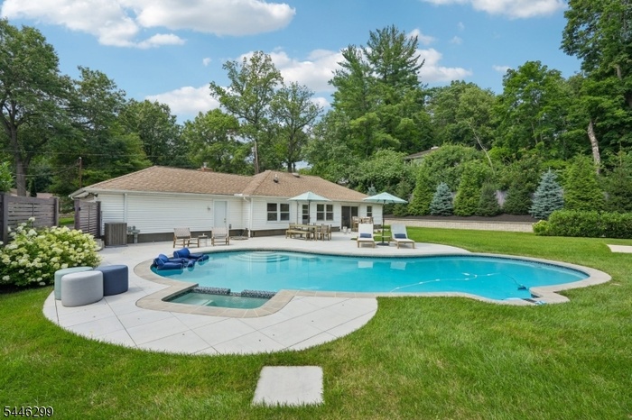 Pool/Yard