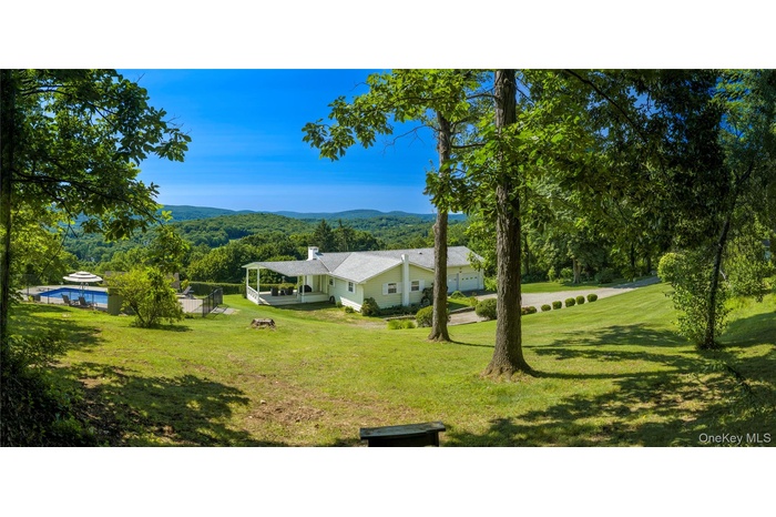 Breathtaking panoramic views from this 4.5-acre parcel.