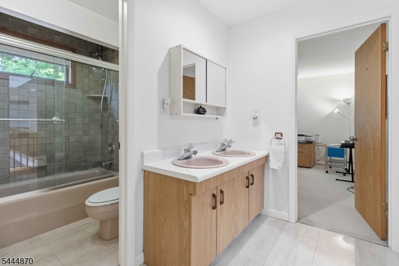 second floor hall bath