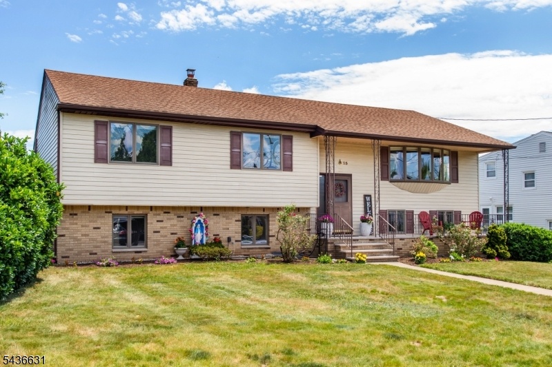 Bi-level w front cover porch