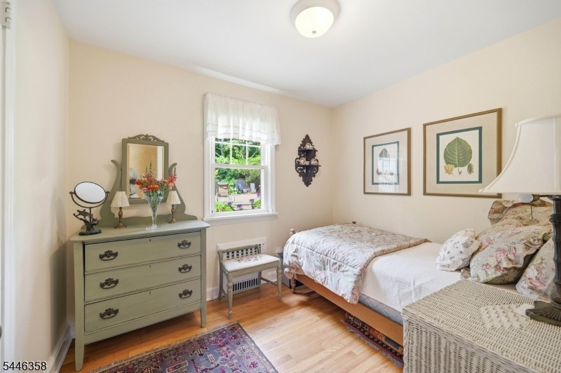Small 1st Floor Bedroom/Office