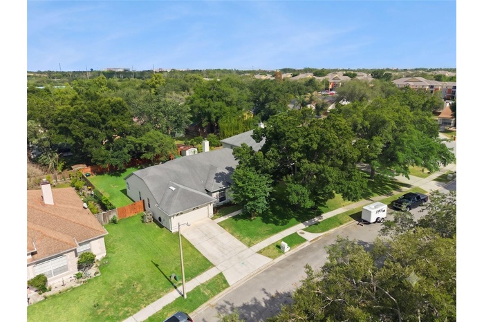 Move-in Ready 4/2 Oviedo home on a quiet, low-traffic cul-de-sac street, this beautiful Oviedo property features a clean two-car garage and classic ar
