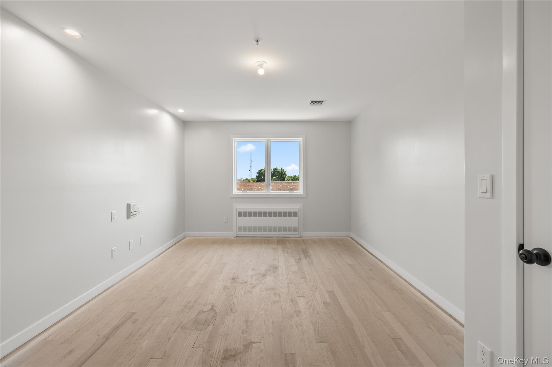 Another nicely sized bedroom
