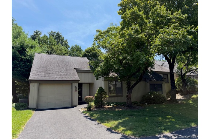 Welcome to Heritage Hills 2 Bedroom, 2 Bath, 1 car garage. Ranch Style Living