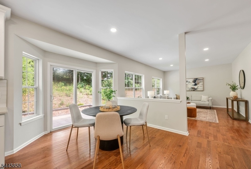 SUNNY BREAKFAST ROOM