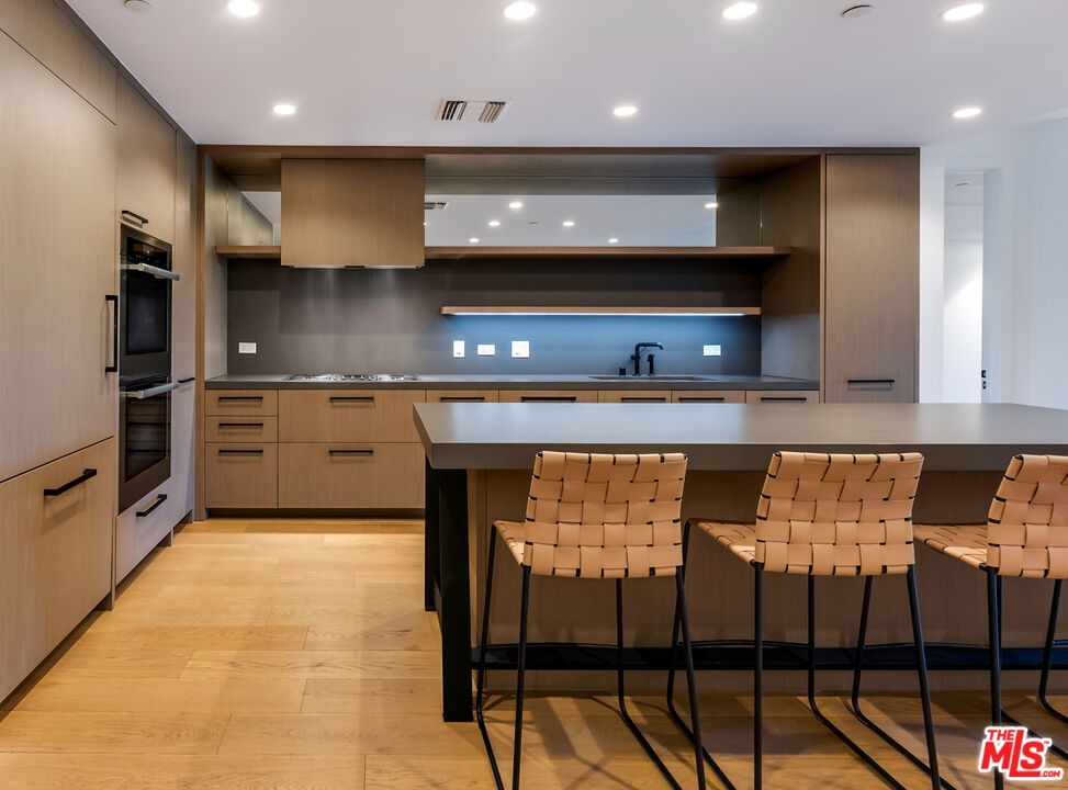 Breakfast bar at kitchen islan