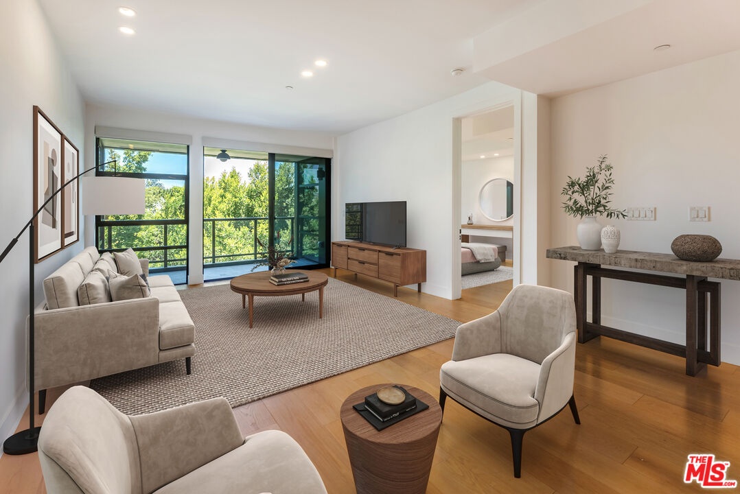 Living room (Staged when Liste