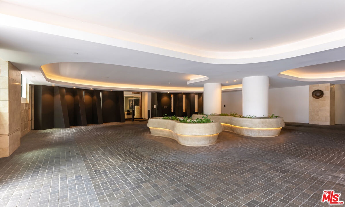 Valet Parking Driveway to Entr