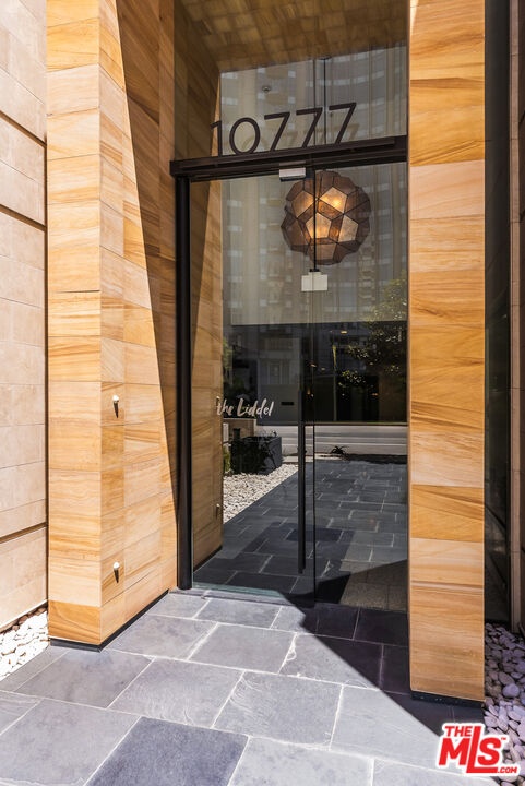 10777 Wilshire Blvd - "The Lid