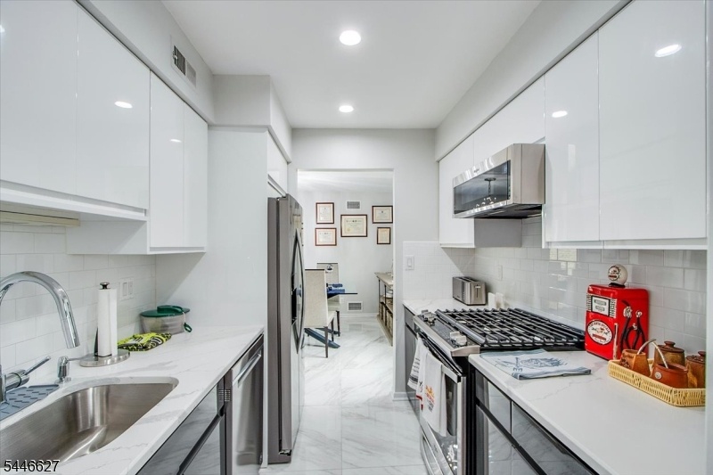 Kitchen W/ new appliances