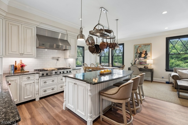 New Gourmet Eat-in Kitchen