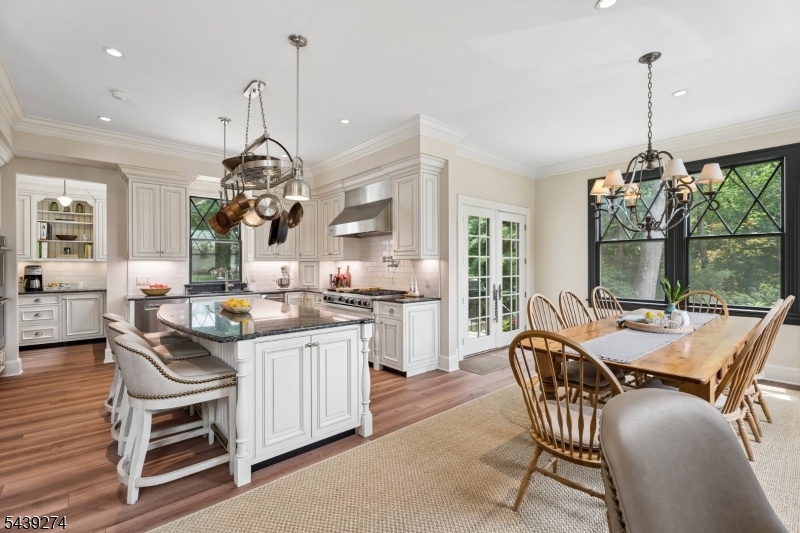 New Gourmet Eat-in Kitchen