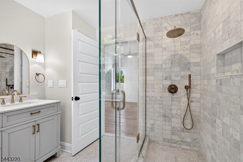 Primary glass shower