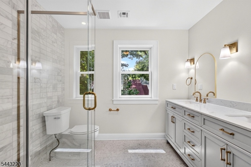 Primary en suite bathroom