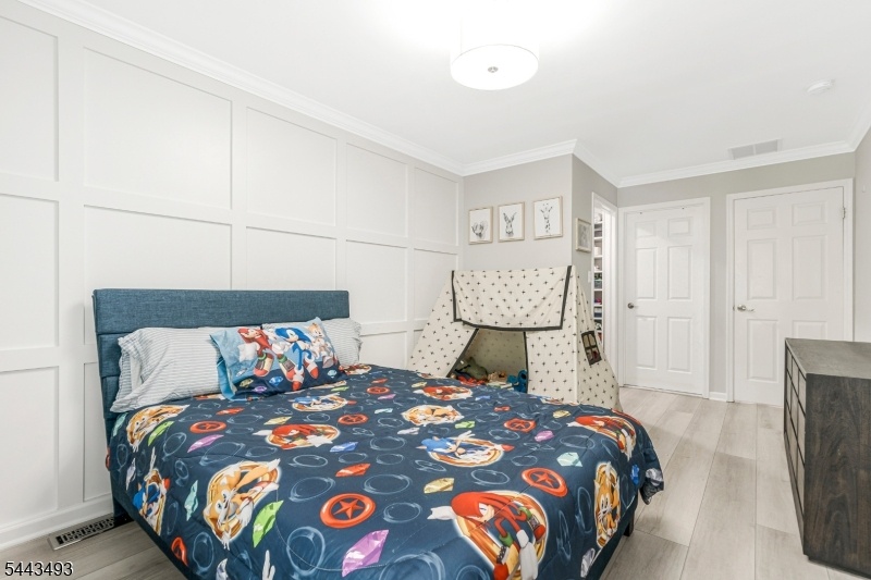 2nd bedroom ensuite w/ walkin