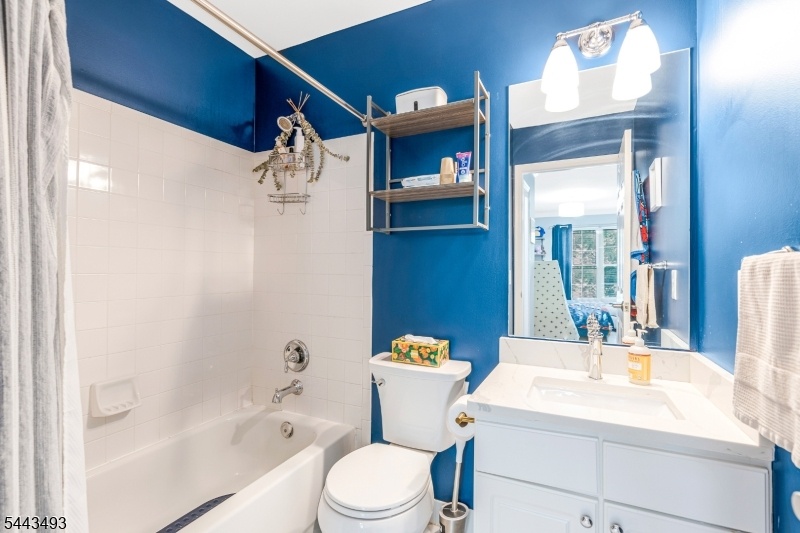 2nd bedroom full bath
