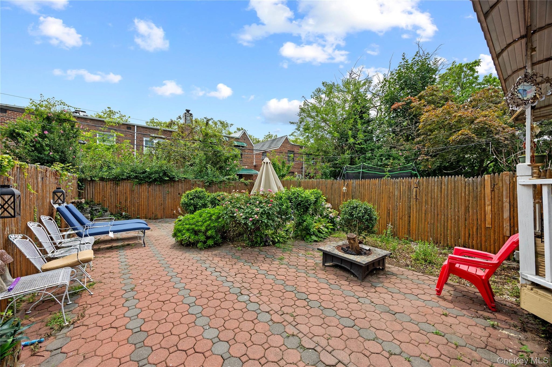 Entertainment - Spacious Fenced Yard with beautiful garden set up - perfect for gatherings!