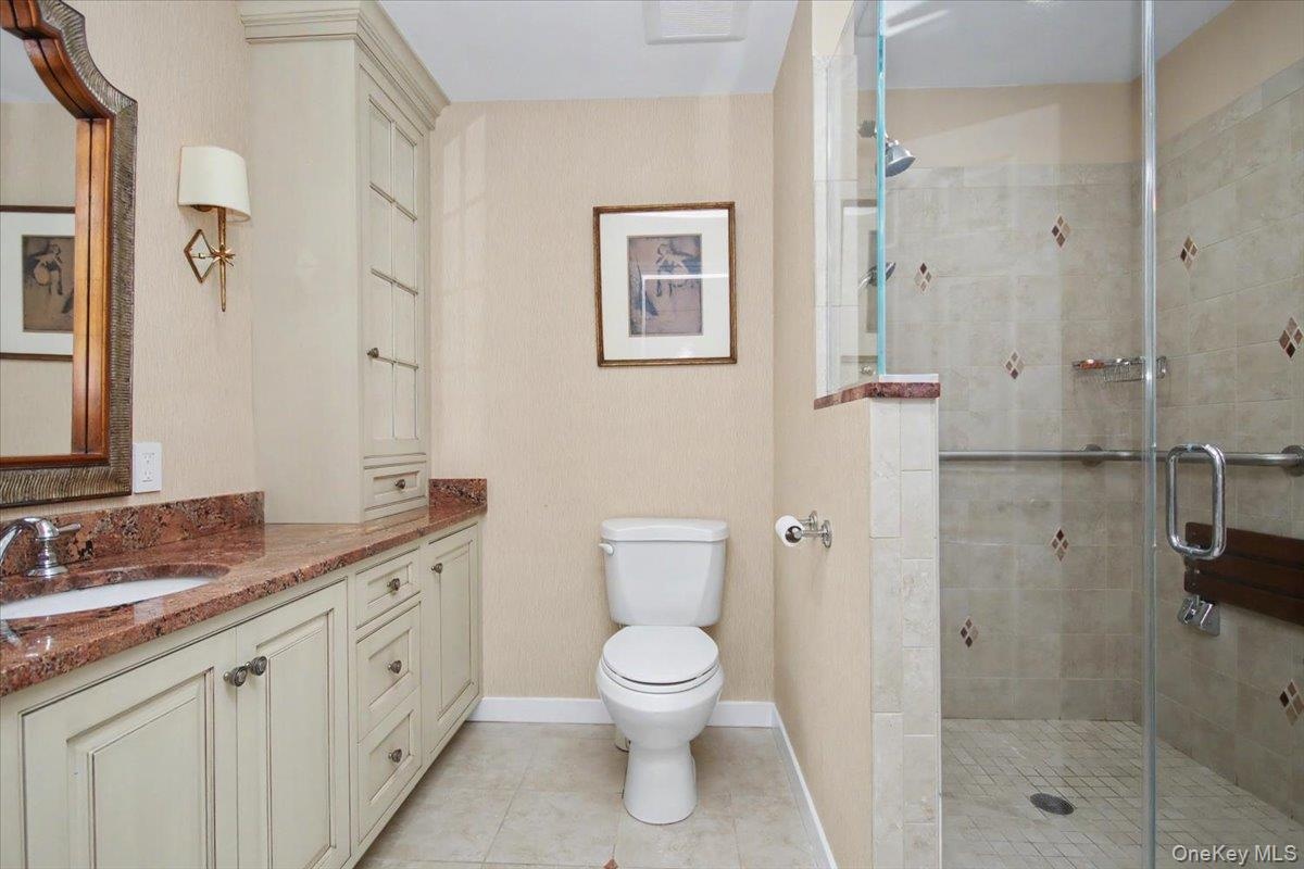 Main level full guest bath.