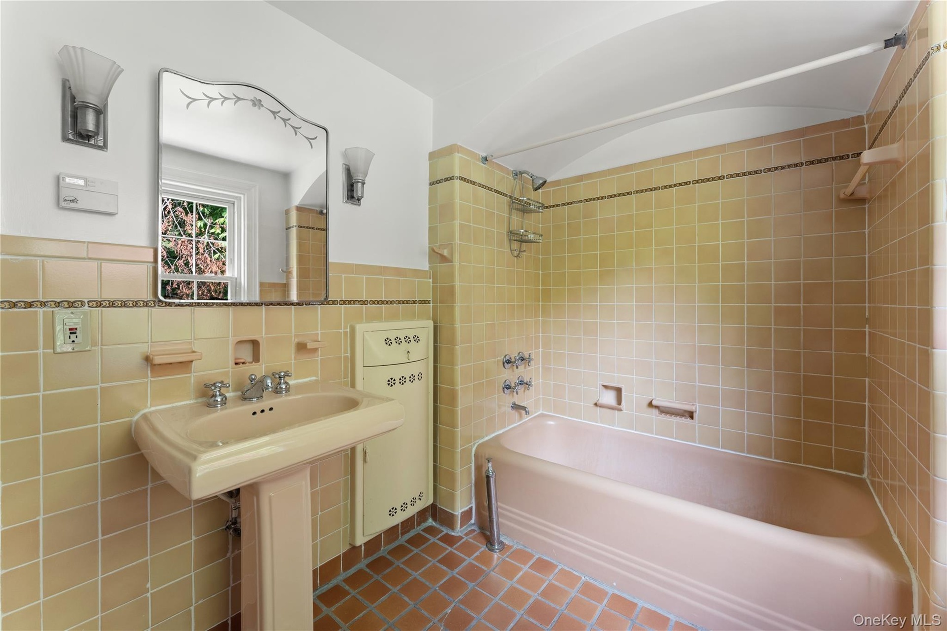 Ensuite full bathroom.