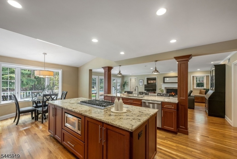 Island w/ Granite Countertops