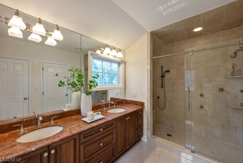 Double Vanity w/ Spa Shower