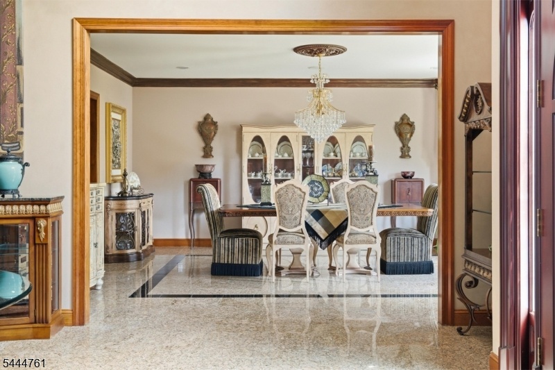 Dining Room (1 of 4)