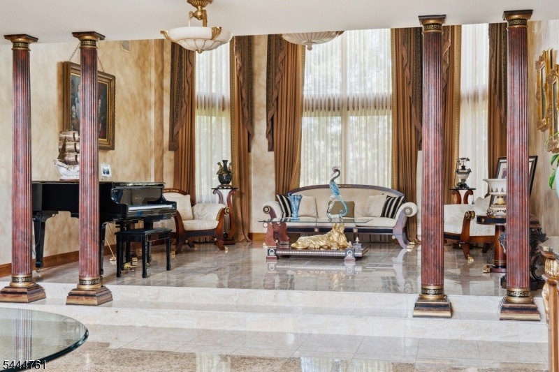 Living Room (1 of 3)