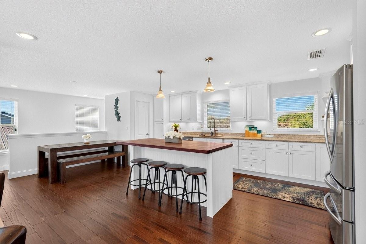 Kitchen & dining area
