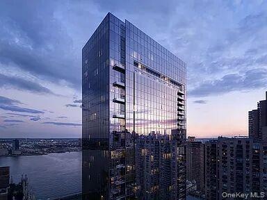One United Nations Park is an iconic 43-story condominium tower located on First Avenue between East 39th and East 40th Streets. Positioned just south