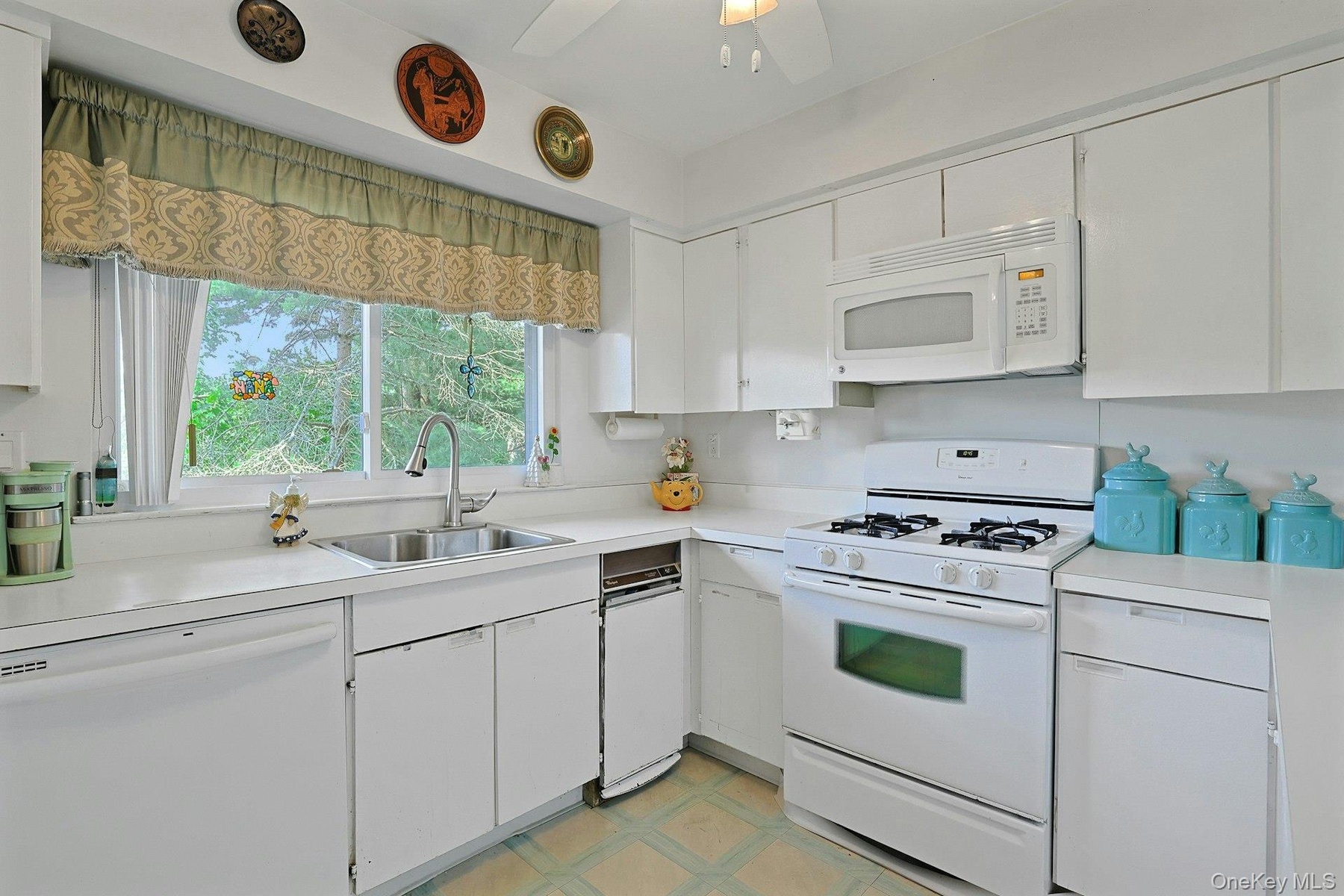 Here is another shot of the kitchen.