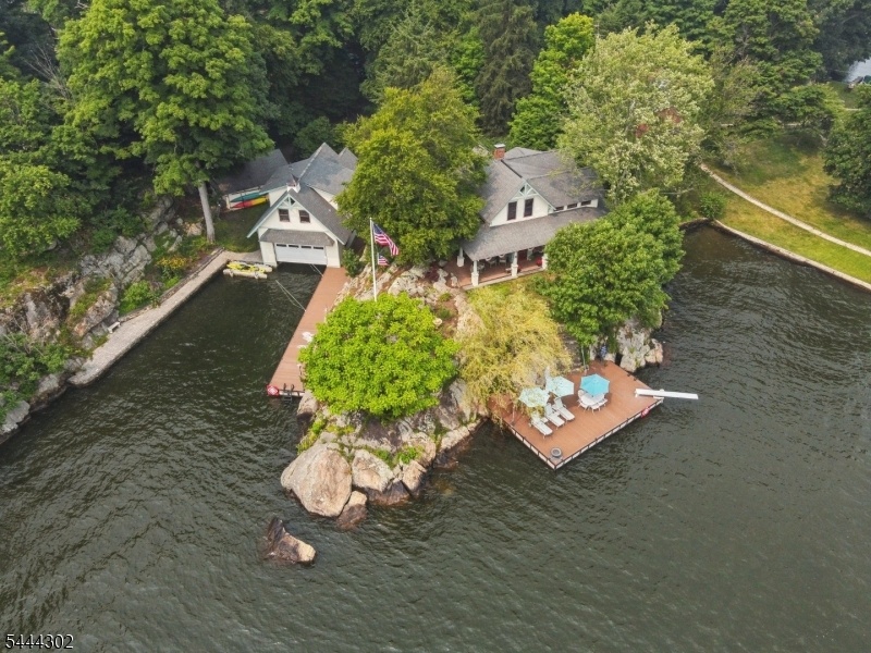 Idyllic Lakefront Home