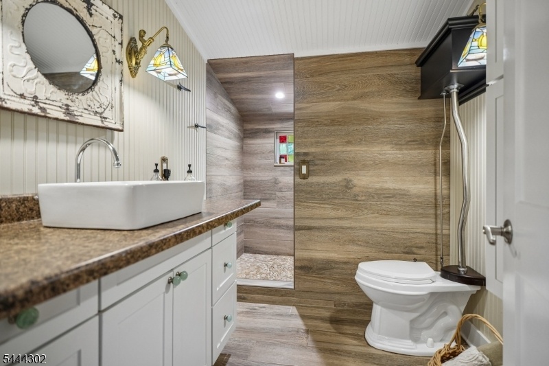 Beautiful Full Bathroom