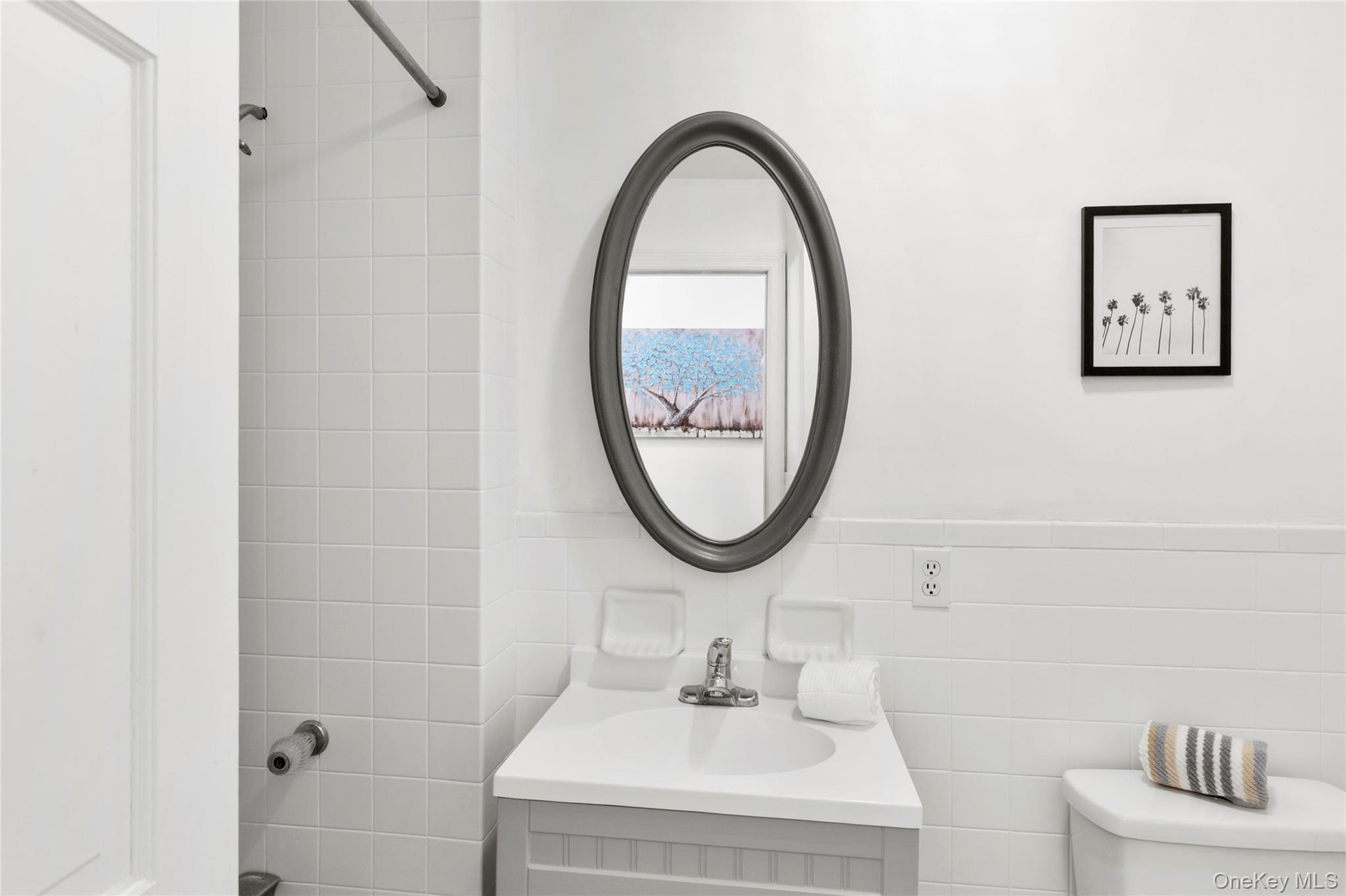 Newly renovated guest full bathroom.