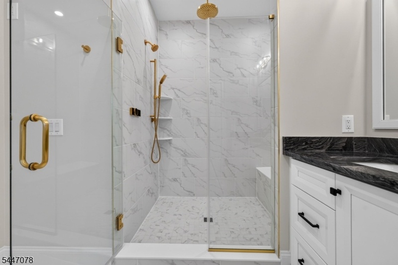 Shower Primary Bdrm Suite