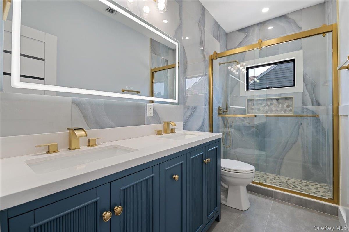 1st Floor Bathroom