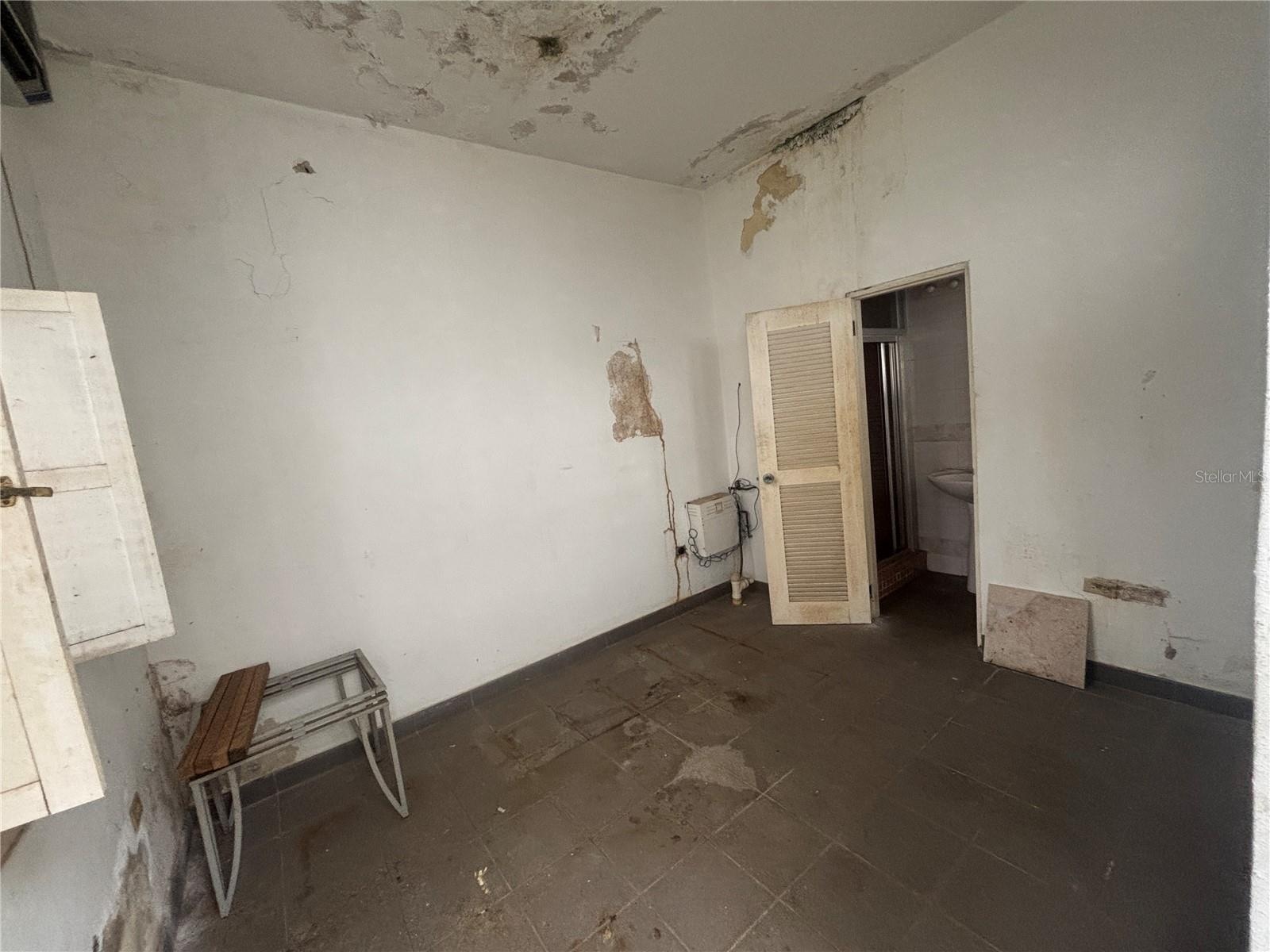 Detached Studio is ready for renovation.