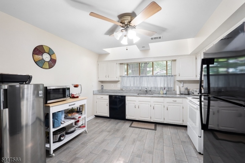Huge Eat-in Kitchen