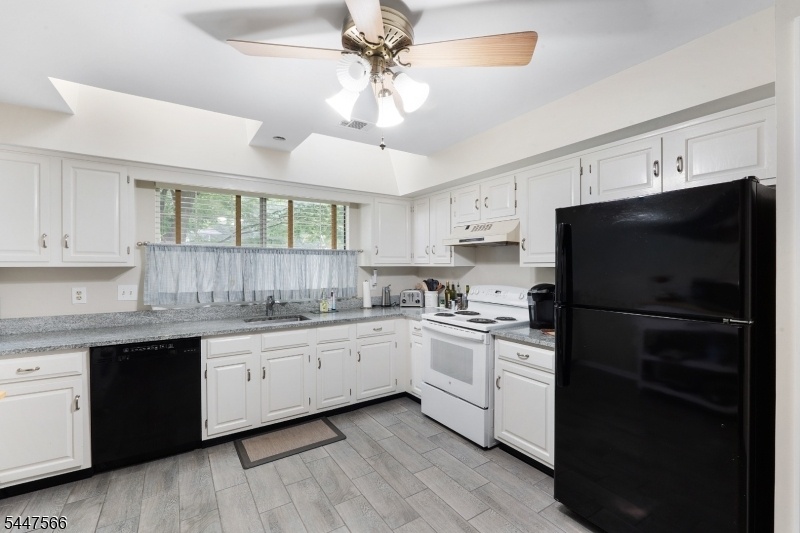 Eat-in Kitchen