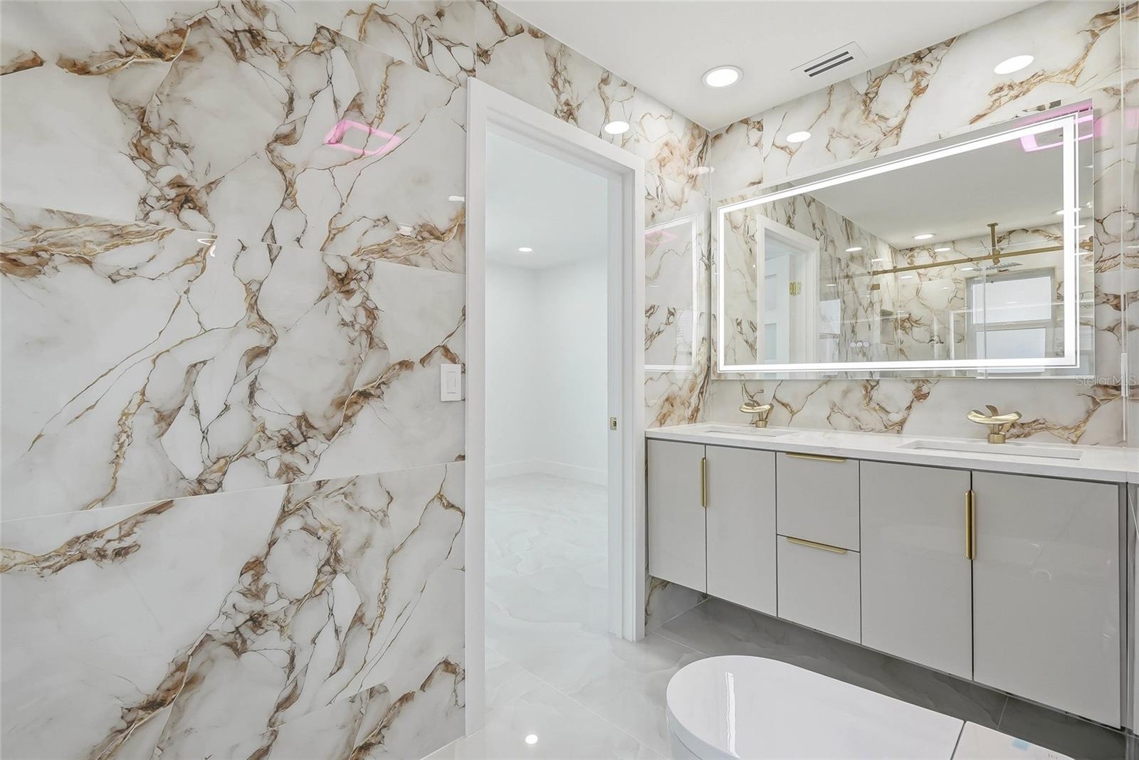 JACK&JILL BATHROOM UPSTAIRS