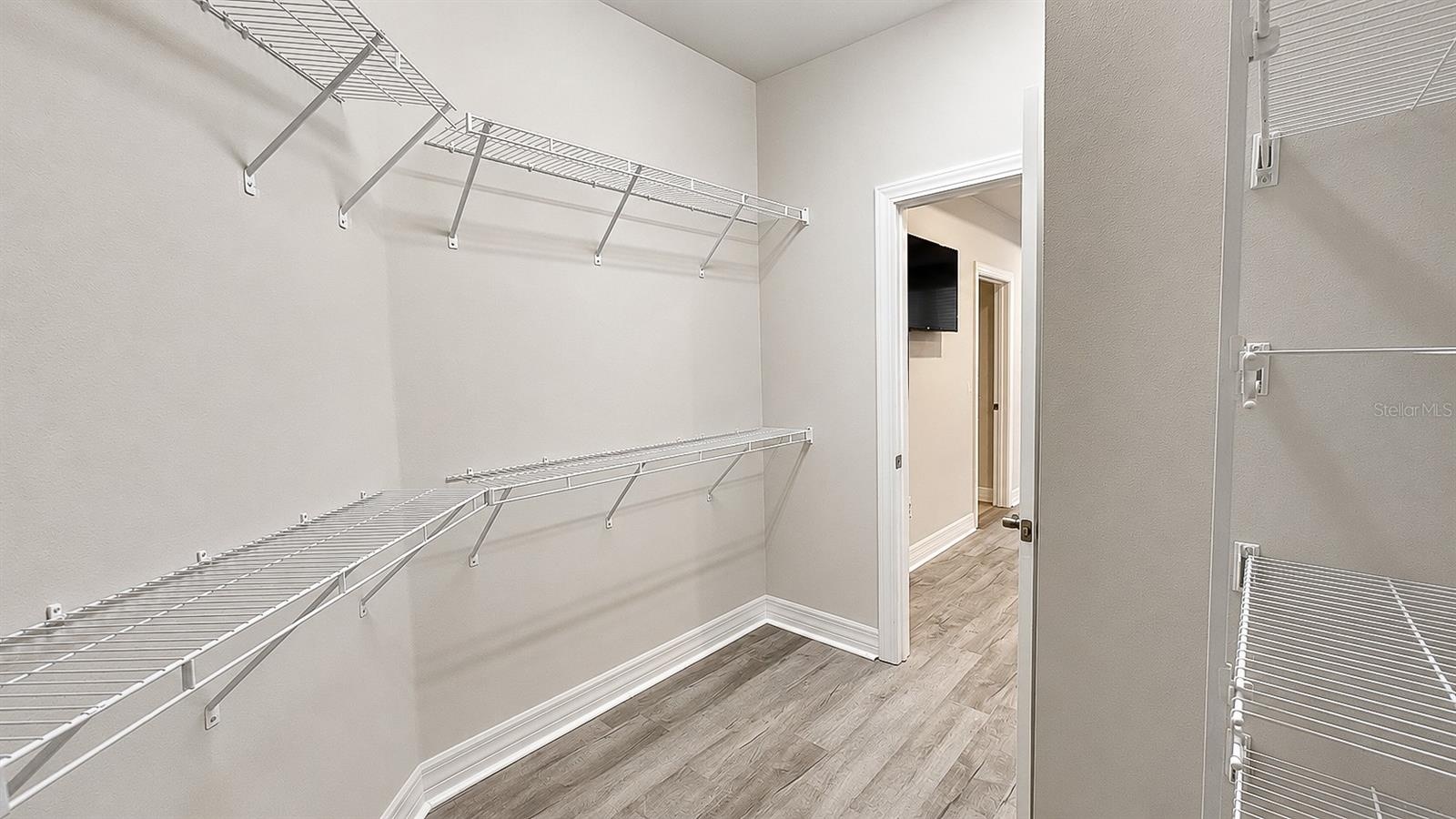 WALK-IN CLOSET