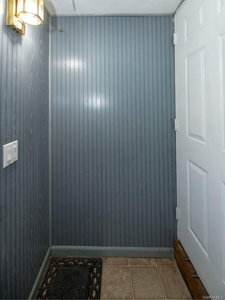 Detailed view of baseboards