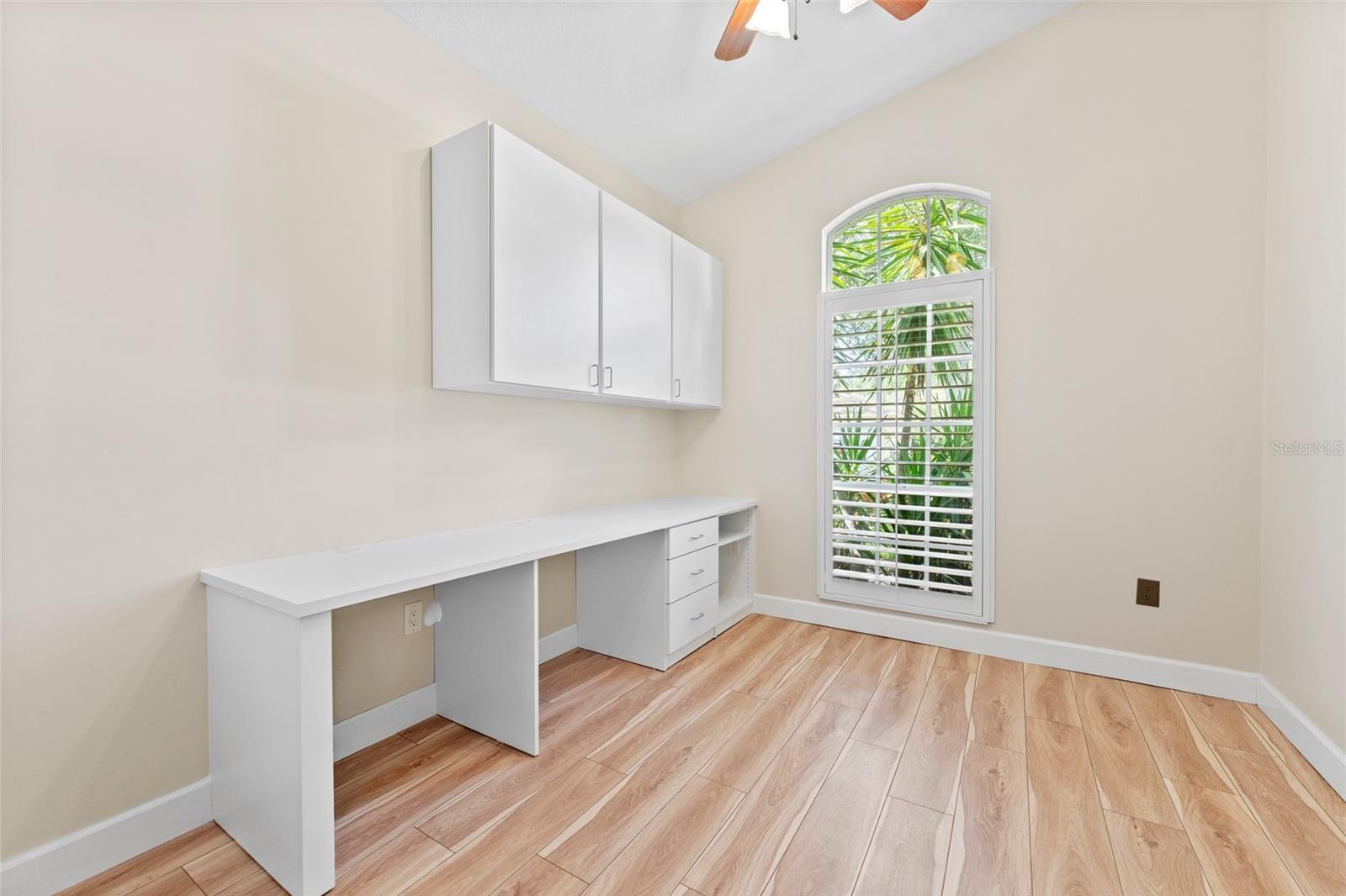Guest  bedroom with built in deck area new install so great to0 work or kids