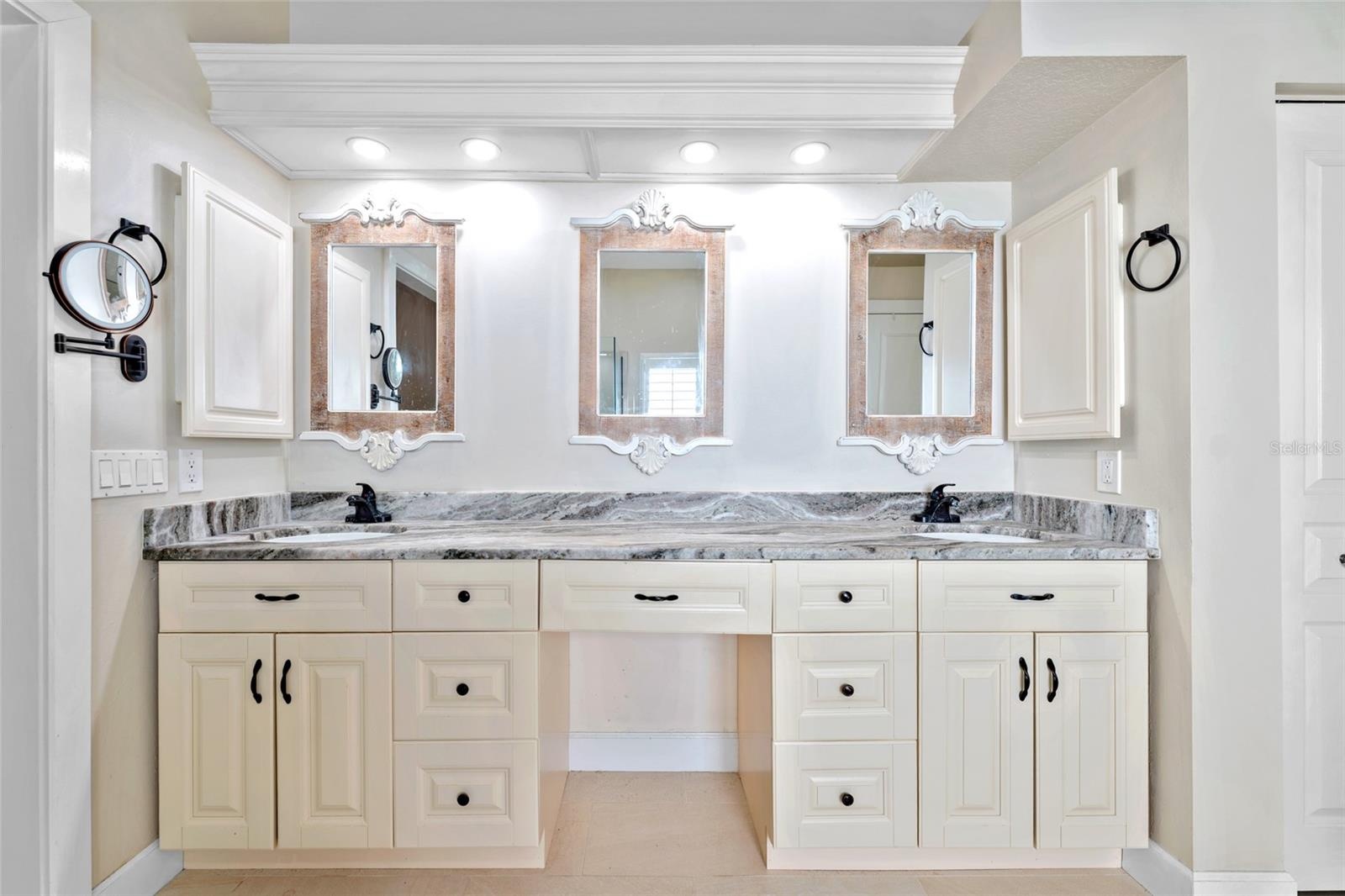 Master bathroom/ 2 SINKS VERY SUNNY