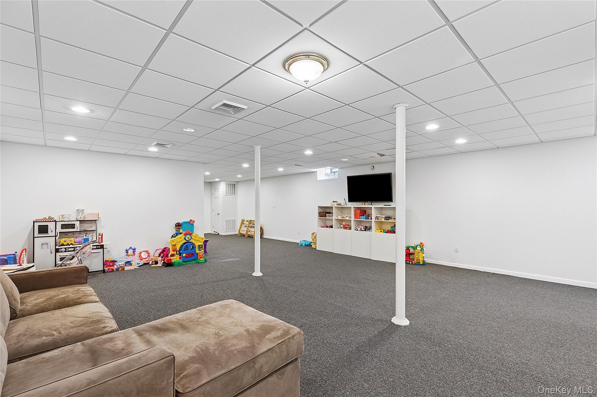 9 foot ceilings throughout