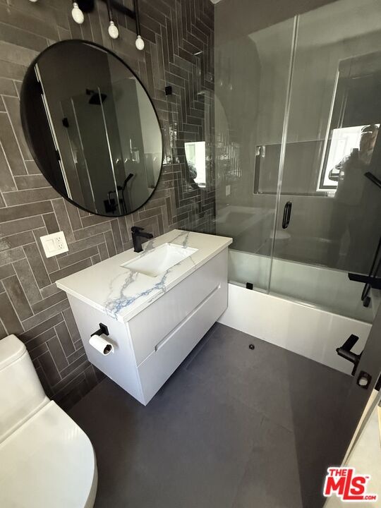 Full Bathroom 2