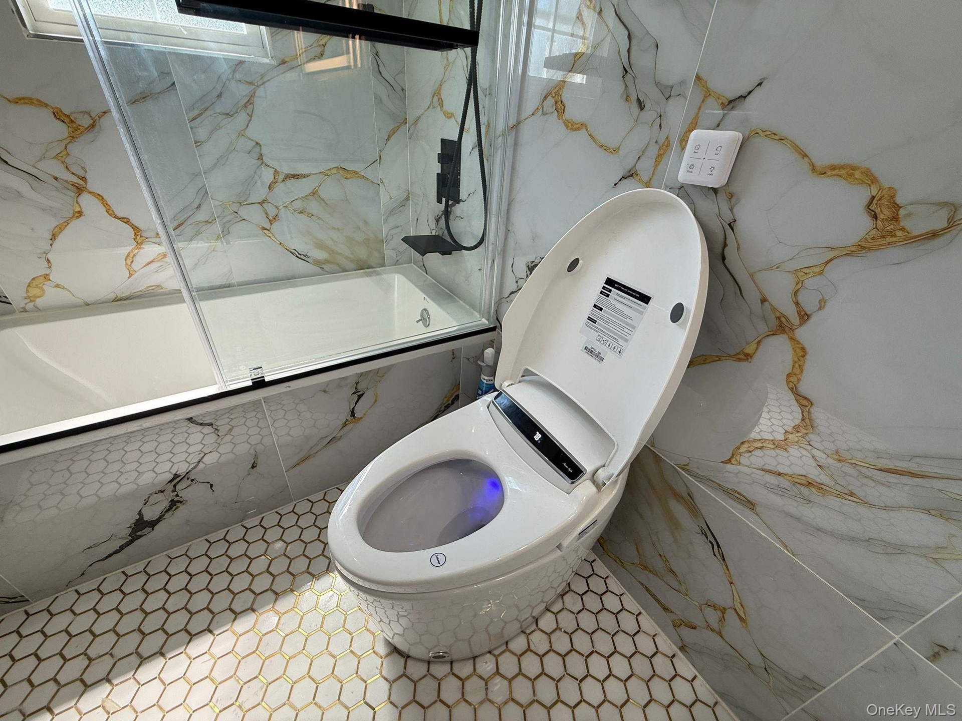 TOUCHLESS TOILET