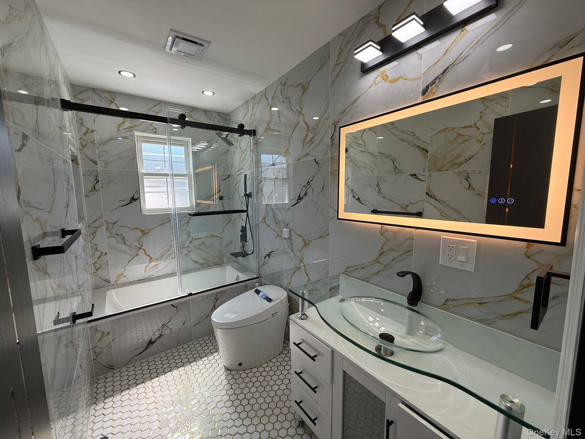 FIRST FLOOR BATHROOM