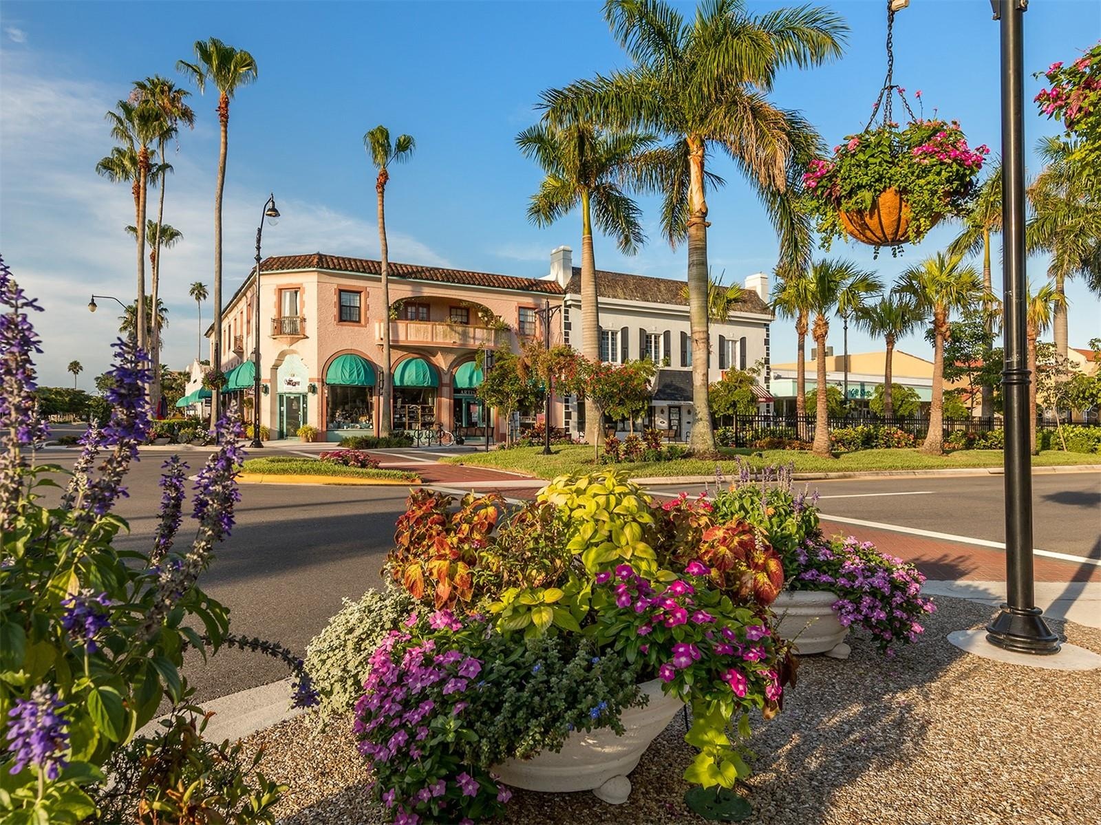 Downtown Venice is so beautifully maintained and landscaped