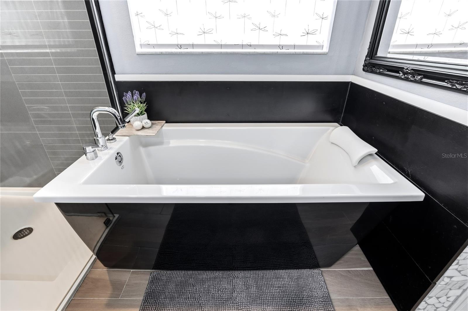 Wonderful Soaking Tub!