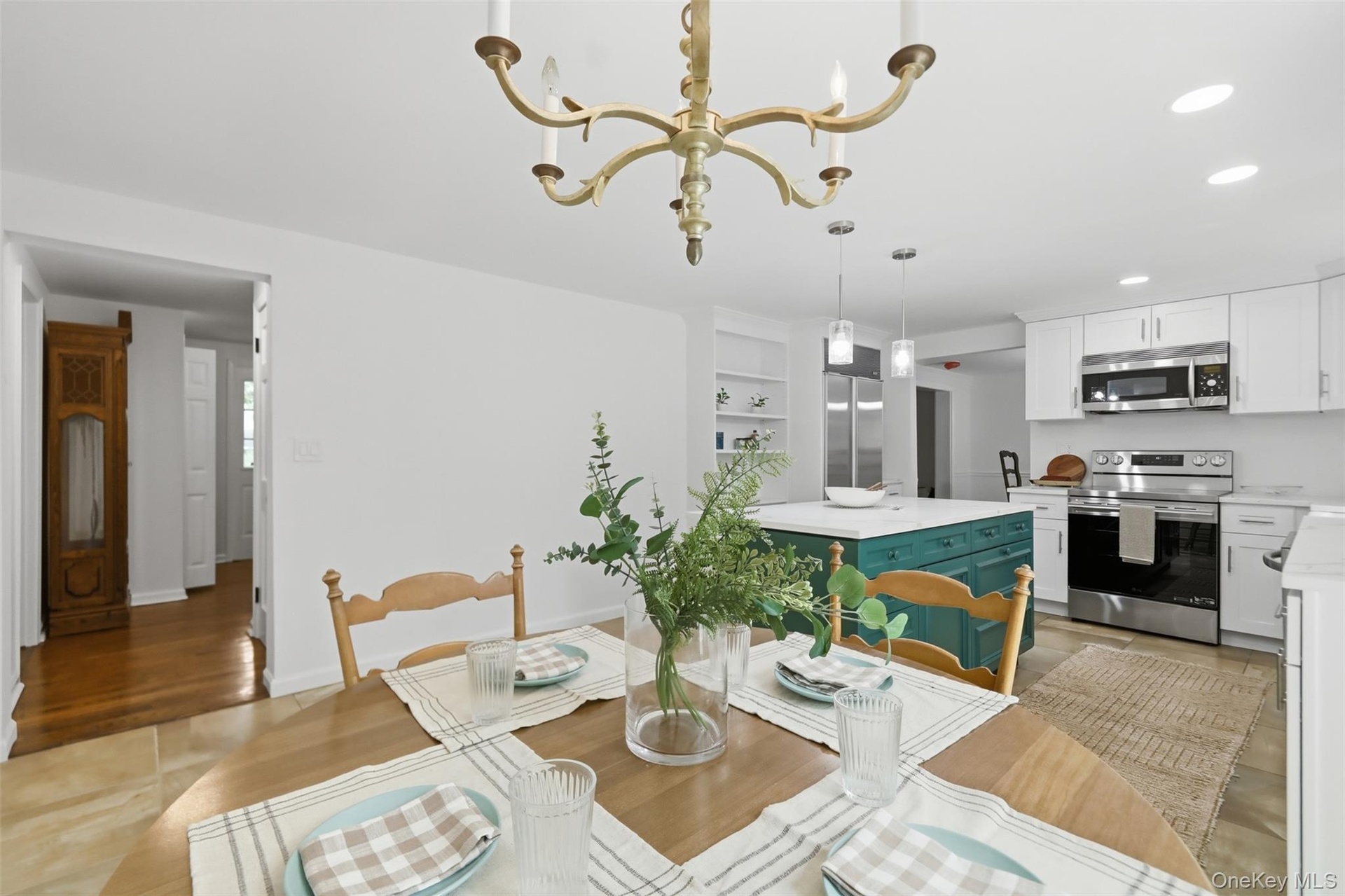 Beautiful eat in kitchen~